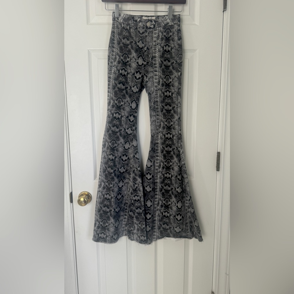 Free People We The Free Grey Snake Print Just Float On Bells EUC Size 24